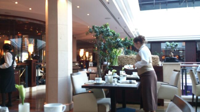 ラウンジへは行かずに<br />一階のレストランで朝食です。<br /><br />昨夜はトラブルが続いて、<br />夜中に間違い電話が２回。<br />早朝にドアをノックされて起こされました。<br />部屋を間違えらたらしいのですが（^^;<br />清掃のおじさんがノック無しで現れたり…。<br />親子にミュンヘンは鬼門かも…？