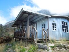 これがわが宿舎、ワラスヒュッテ(Waras Lagadan Hut3,244)。見かけはちょっと寂しげだけれど・・・。登山ルートマップ５。

これだけの標高で、麓のロッジよりよほど快適に暖かく眠れた、のは不思議。