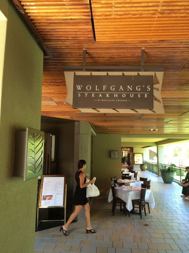 話を戻します。<br />ハワイ出雲大社の帰りに有吉ハワイで皆さんが食べていて美味しそうだなぁと思っていたウルフギャングのハッピーアワーのランチを食べました。<br />高いかな？と思っていましたが、ロコモコ、ハンバーガーは12ドル、ステーキは約40ドルでした。肉はシェアすると伝えたら、写真撮る前に分けられちゃいました^^;<br />ステーキはこれが熟成肉か！すごい美味しい。<br />ロコモコ、ハンバーガーのバンバーグもお肉感がすごい！<br />特にロコモコのグレイビーソースも美味しい。<br />大満足でした。