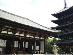 まずは徒歩で興福寺、東金堂と五重塔