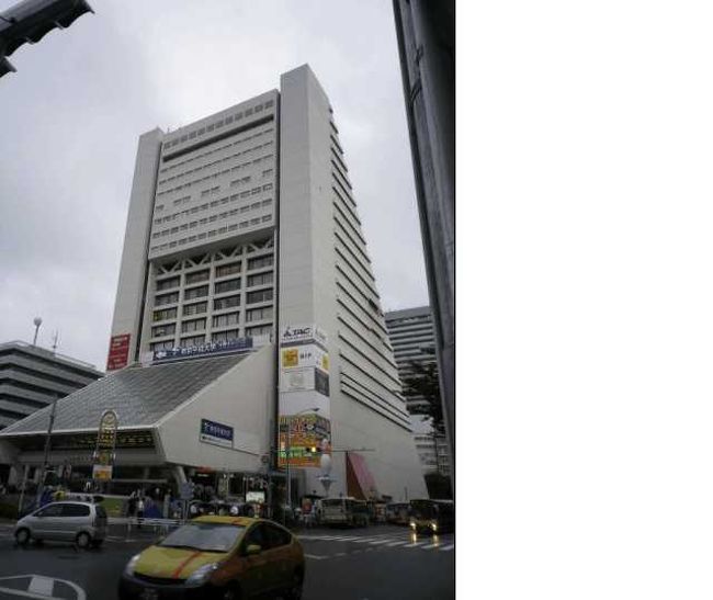 さあ、コンサート会場の「中野サンプラザ」です。<br />私は、コンサート会場という認識だけど、ホールの他に、ここでは結婚式も挙げられるそうですよ。