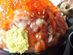 紫陽花を楽しんだ後は、遅めのランチ。
のんびり朝ごはんだったのでお昼も遅めだけど、さすがに15時になってお腹すいた〜。
魚介類てんこ盛りの漁師めしが食べたくて、伊豆高原ビールのレストランへ。
ギリギリランチタイムに滑り込んで、漁師の漬け丼膳頼んだらすごいことに！！
いくら、サーモン、まぐろやら色んな魚介がこぼれんばかり♪
もうしばらく魚はいい！ってくらい食べました。

☆伊豆高原ビール↓
http://www.izubeer.com/