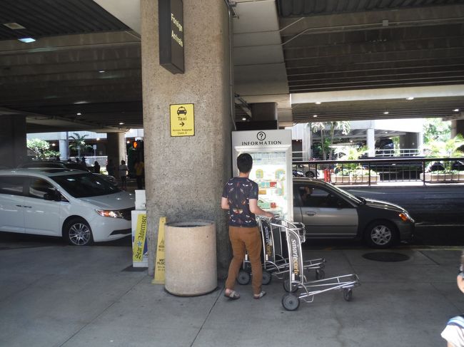 個人用出口を出て、レンタカーのバスを探します。