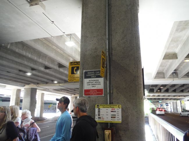 ダラーの乗り場は信号を渡って右に100Ｍほど進みます。