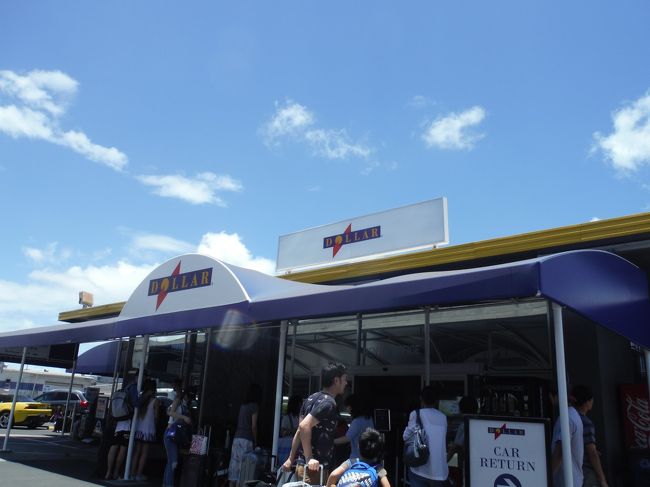 コンパクトカーで保険をつけ、ガソリン満タン返しナシをつけ10日で620ドル。<br />トランクに大きめのトランクが2個入るし、3人でちょうどよい感じ。<br />列はできていたものの、そんなに待たなかったです。