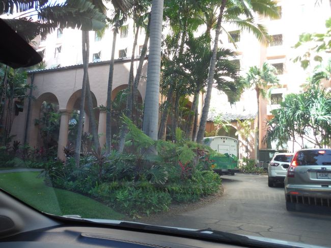 バレーパーキングなので楽ちんです。レイをかけてもらってお部屋へ。2ベットの空きがなく、1ベッドにエキストラベットを入れてもらいました。