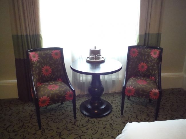 このイスがあるお部屋がよかったのデス！<br /><br />ビューはエントランスビュー。<br /><br />お部屋指定なしのお部屋でも大丈夫かも！ロイヤルハワイアンに関しては。