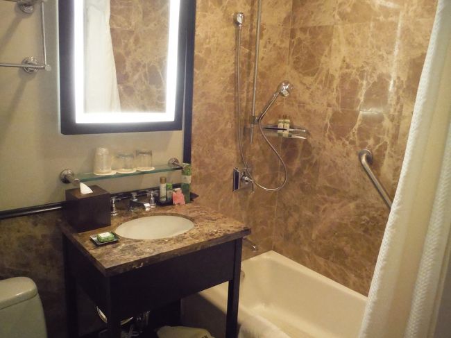 水周りの古さは否めませんが、古いことを楽しむ作りになってるねと主人談。<br />アメニティーはマリエオーガニクスで、歯ブラシや綿棒もそろってます。アメニティフィーを払う価値あるホテルだと思います。レンタカーを使う人にとってはＳＰＧ系のホテルは駐車場が1台無料なのでうれしいです。