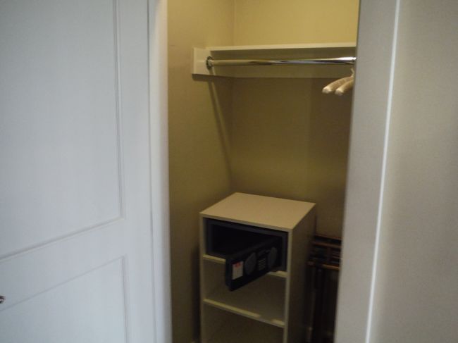 クローゼットは狭め。バスローブは希望して持ってきてもらうみたい。