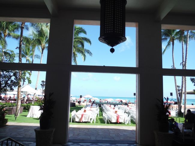 空と海の青さとガーデンのグリーン、パラソルのピンク