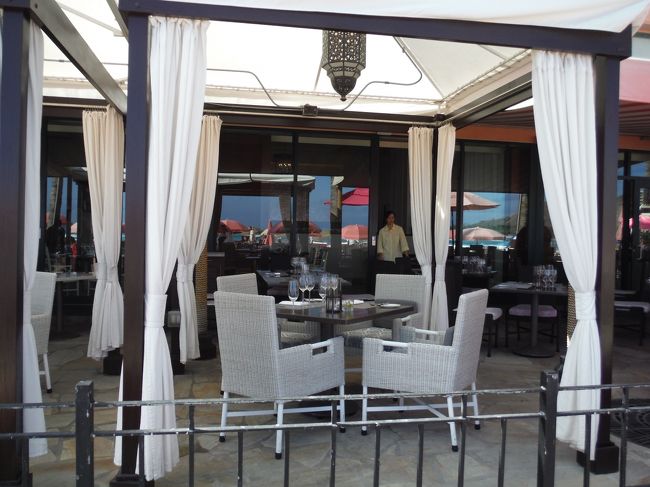 アズーアのカバナ席。専用のコースを頼むか、一人178ドルの注文がないと予約できません。