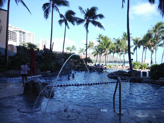 ロイアルハワイアンの宿泊者はシェラトンのプールが使えます。（逆はダメ）<br />1歳の時にここで泣いてパパやママにしがみついてたのを思い出します。
