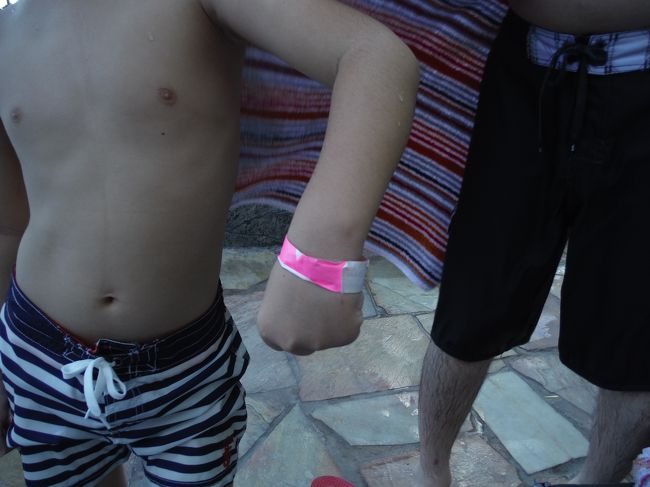 プールサービスにルームキーを見せると巻いてもらえてタオルも借りれます。