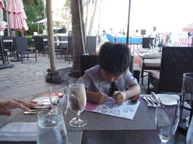 子供にぬりえをいただけます。ネクタイをしておめかししてます。<br /><br />ビーチ最前列は2人席とカバナ席、2列目に4人席が並びます。<br /><br />