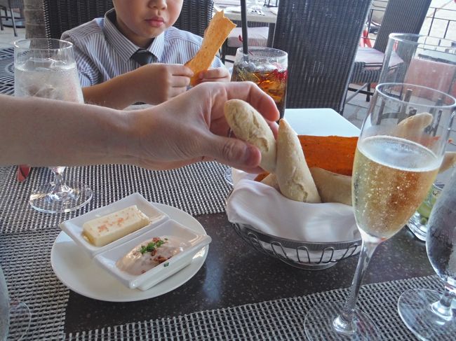 あたたかいパンと岩塩がかかったバターとクリームチーズ。<br /><br />おいしくてつい手がのびます。<br /><br />お料理のボリュームがあるので食べ過ぎ注意です！