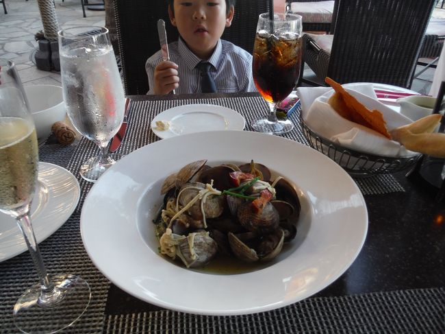 あさりの酒蒸し　えのき茸、スモークポークの腹肉、マイヤーレモンと香草のスープ仕立て　<br /><br />あさりが大きくて、はまぐりみたいです！<br />香草も強くなく、さっぱりいただけます。