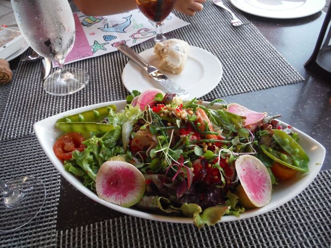 シーフードサラダ　<br /><br />ハワイ産のお野菜が色とりどりです。アワビ、ホタテ、エビ、カニがごろごろはいってます。<br />2品をシェアーしたのですがかなりおなかいっぱいになってきます。<br />デザートまでたどりつけない予感、、、。