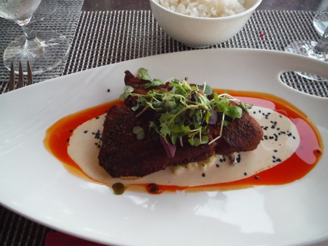 メインは２人とも本日のお魚で。<br /><br />私はアヒで生姜とゴマのヴィネグレ・ソース<br /><br />もう少しレアでよかったです、、、。ソースが少しくどいかもです。<br />