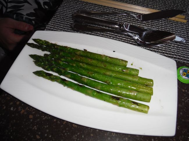 つけあわせにアスパラのグリル