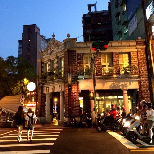 桃園空港に到着後、バスで台北市内へ移動し、まずはホテルにチェックイン。<br />ちょっと休憩後、夕方の台北の街を散策。<br />なんか日本みたいな印象を受けました。