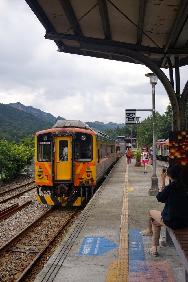 二日目、朝から電車に乗って、郊外にある九份と十分へ。<br />キップを買うのが面倒なので、前日のうちに悠遊卡（Suicaのようなもの）を購入しておきました。<br /><br />十分までの電車は、乗換えなどで迷うかなと思ったけど、他の観光客など人の流れが多く、意外とスムーズにたどり着きました。