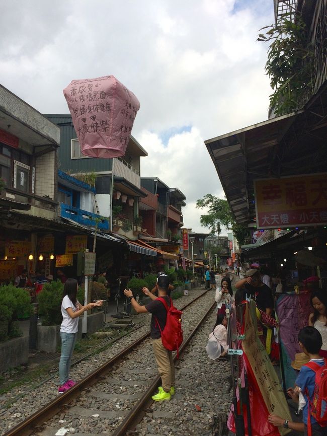 十分と言えば、線路に迫った商店街とランタン上げ。<br />自分では上げなかったけど、続々と上げられる光景は、観ていて飽きませんてました。