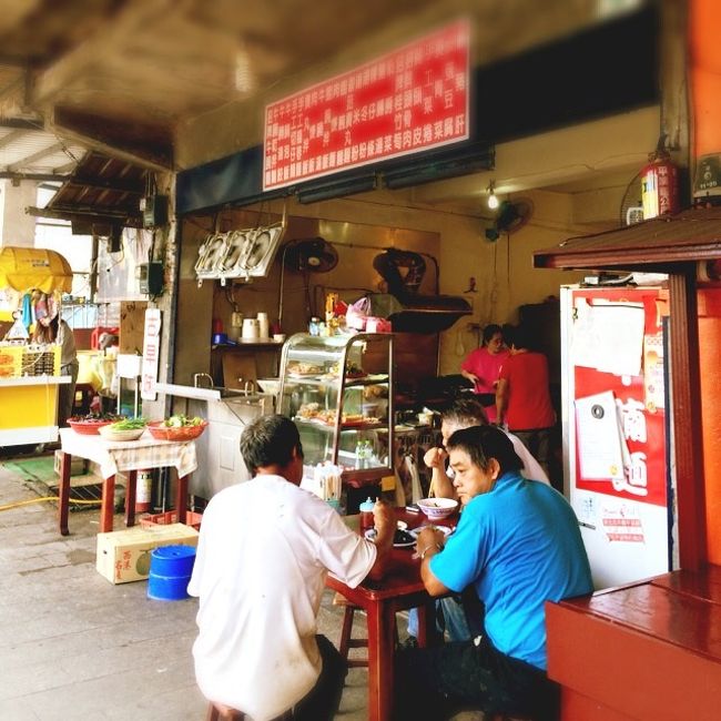 昼食はちょっとローカルな店にチャレンジ。