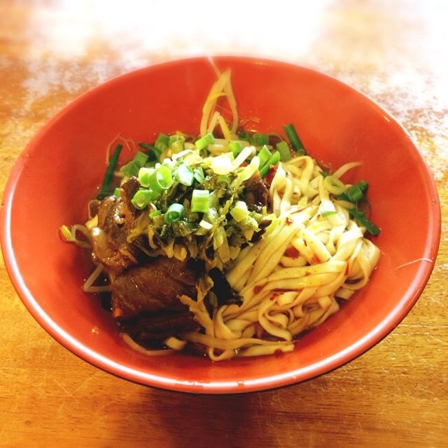 適当に「牛肉拌麺」とかなんとかってのを選び、出てくるまでの間に辞書で「拌」の意味を調べる。<br />どうやら混ぜる麺のようです。なかなか美味かったです。