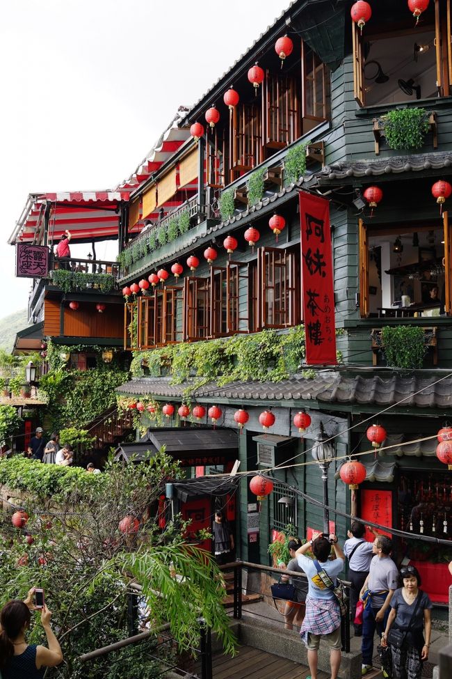 その後、再び電車で九份がある瑞芳へ。<br />瑞芳から九份まではバスでも行けるようですが、暑いし面倒だったので迷わずタクシーへ。<br />車内で涼みながら九份へ到着後、街をぶらぶら。とにかく観光客が多かったです。