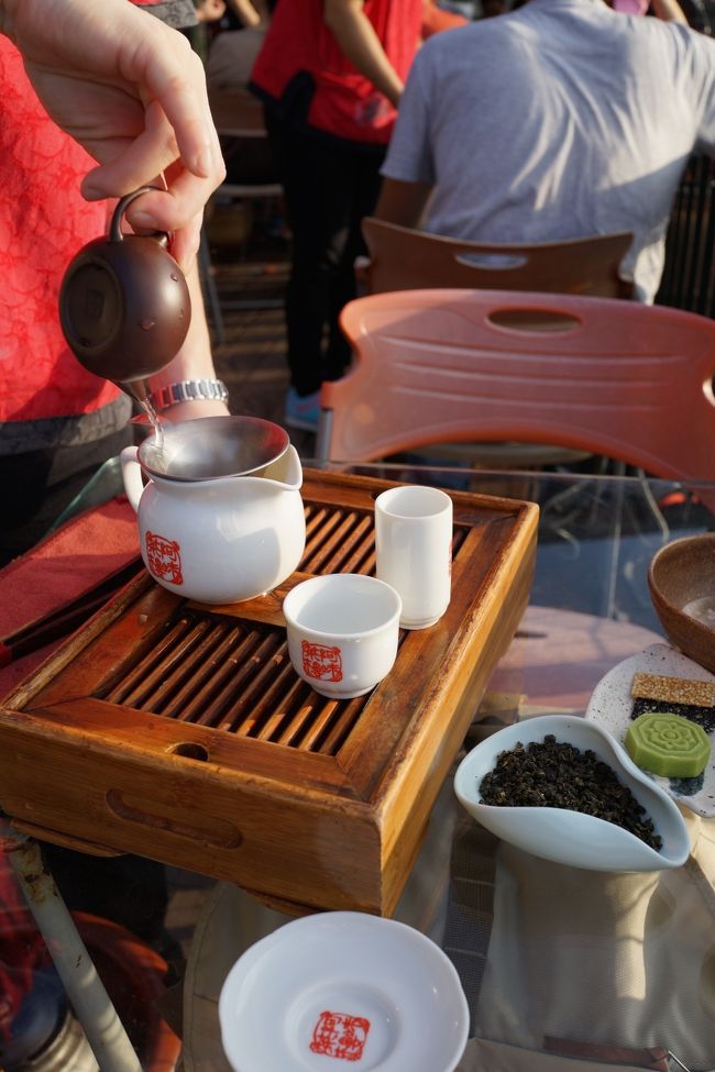 散策に飽き、目的の夕日までは時間があったので、お茶屋で休憩。<br />最初に中国茶の淹れ方を教わり、茶菓子をつまみながら、ノンビリお茶を楽しみました。