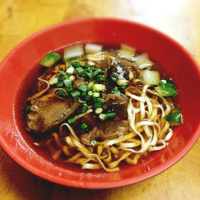 昼食の麺の汁ありのような感じ。B級感が旅行気分を盛り上げます。