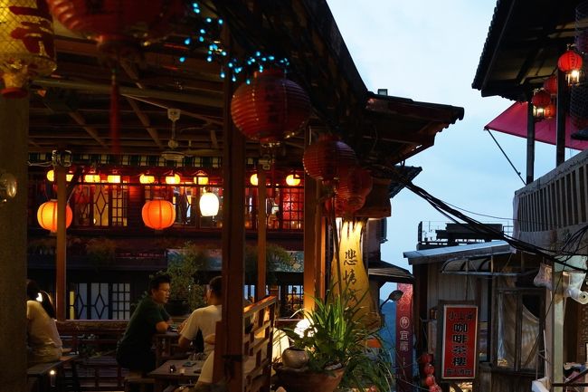 夕暮れの九份はとても良い雰囲気です。<br />帰りはバスで瑞芳へ戻り、電車で台北へ。