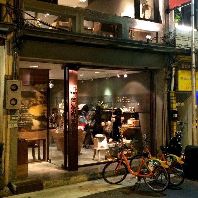 台北へ戻り、今度は夜の台北を散策。<br />洒落た店が多く、ホント日本にいるみたいで、安心します。