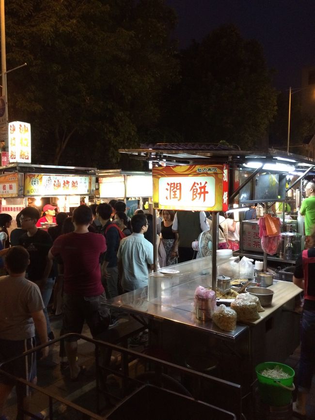 夜は夜市でB級グルメを満喫。と言いたいとこですが、一人旅なので、あまり色々食べられず消化不良。。。<br />翌朝、バスで桃園空港へ移動し、帰路に着きました。<br /><br />帰るのが惜しい台湾でした。