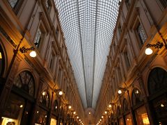 早朝のギャルリーサンチュベール。まだ薄暗く、お店の開店前なので人通りも少なく静かです。