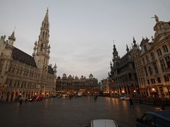 早朝のグランプラス。人影もまばらで、通勤の人がちらほら。