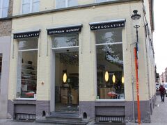 おみやげのチョコレートをどこで買おうか迷いましたが、前日入ったおみやげ屋さんのお姉さんにお気に入りのチョコレートショップを聞いたところ、「デュモン！」と即答でした。ノイハウスもおいしかったけど東京でも買えるし、ブルージュでしか買えないことも決めてになり、デュモンで買うことに。