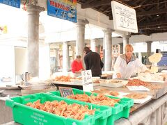 ホテルに戻る途中に魚市場がありました。午前中だけのようで、前日の午後に通ったときは閑散としていました。