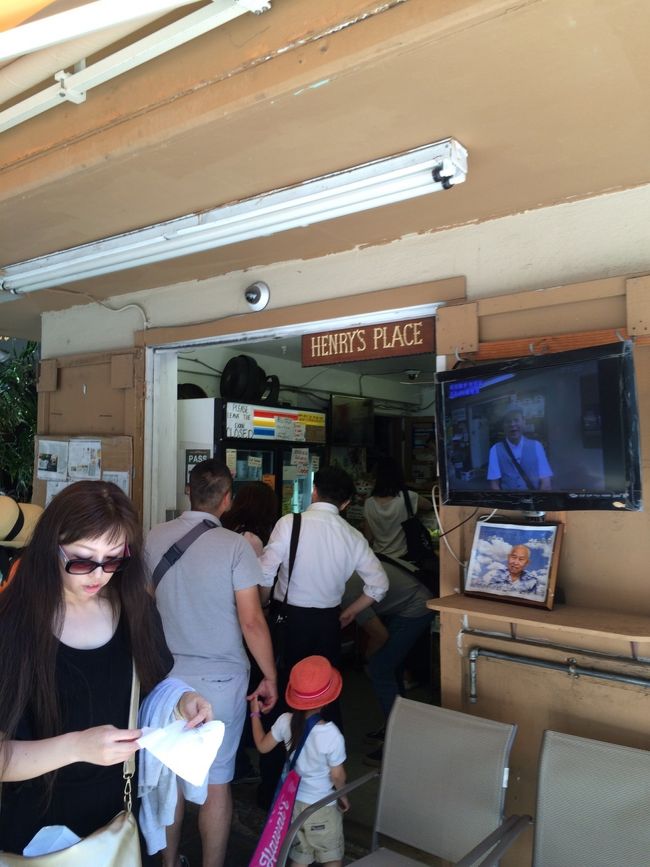 まだまだやり残しがあります！<br />高橋果実店のサンドイッチとシャーベットです。<br />お店は日本人ばかりです。<br />シャーベットの冷蔵庫は何を買うか決めてから開けましょう^_^<br />私の前のお客さんが冷蔵庫を二回開けただけで、お店の人に怒られていました。<br />確かに注意書きもしてあるし、開けた時の温度変化でシャーベットが溶けるんだろうけど、もう少しあるんじゃないの〜？<br />楽しみに来ている人のテンションがダダ下がりになるじゃない〜