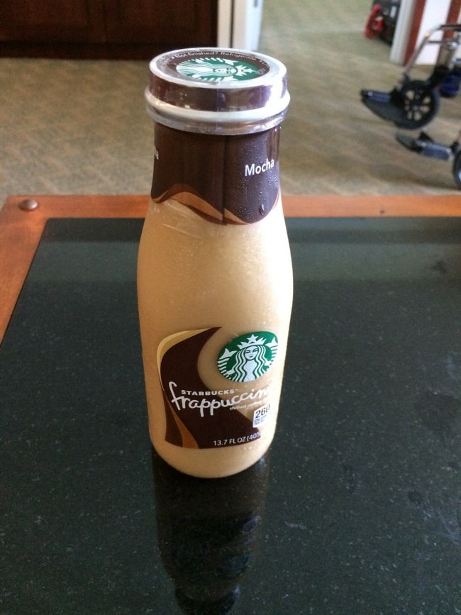 ハワイに来たら必ず飲んでいたこれをこのタイミングで初めて飲みました。<br />ここしばらくはコーヒーはブラックだったので、飲む機会がありませんでした。<br />毎朝はABCストアのホットコーヒーを買いに行っていました。<br />真ん中のサイズは税込み1.25ドルです。