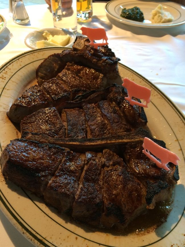 夜ごはんは気にいったウルフギャングです。17時に行ったら17時30分に来てとのことでした。私達のすぐ後の人達は2時間待ちでした。ついています。<br />18時30分までハッピーアワーをやっています。<br />ステーキ1人前40ドルほどです。<br />ミニロコモコが7ドル、またププというおつまみも7ドルでした。<br />写真は3人前です。