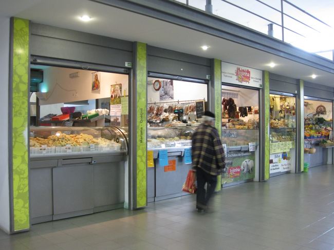 モンサラーシュ出発までホテル近辺を散策。<br /><br />市場です。