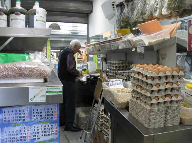 帰りがけに乾物屋さんの裏を通ると数種類の豆が見えた。<br />白インゲンを買う。レンズマメはみかけない、この辺りでは作られないのか。