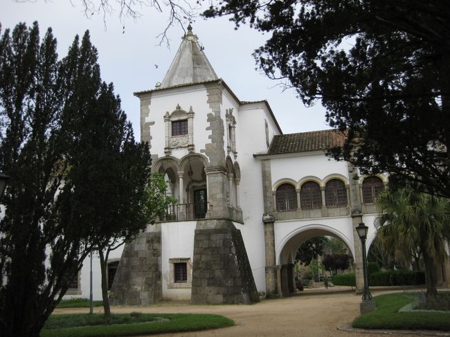 市場のすぐ南に市民公園が広がる。<br /><br />公園入り口近くに建つドン・マニュエル宮殿。