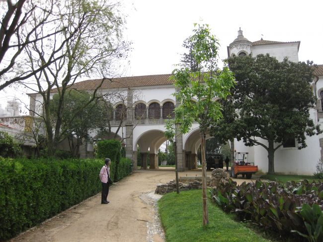 この門から出ました。門柱と床タイルに1863とある。