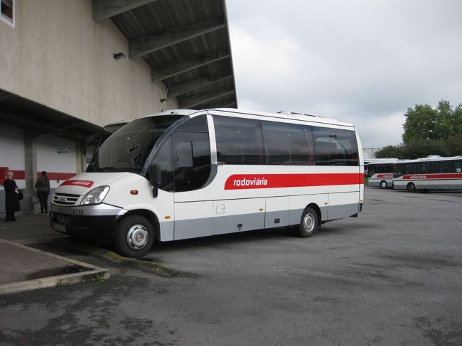 ホテルに戻り、明日まで荷物を預けてチェックアウト。（Moov Hotel）<br /><br />エヴォラのバスターミナル、この小型のバスで出発。<br />エヴォラ10：25→レゲンゴス・モンサラーシュ11：20　　7．7ユーロ/２人