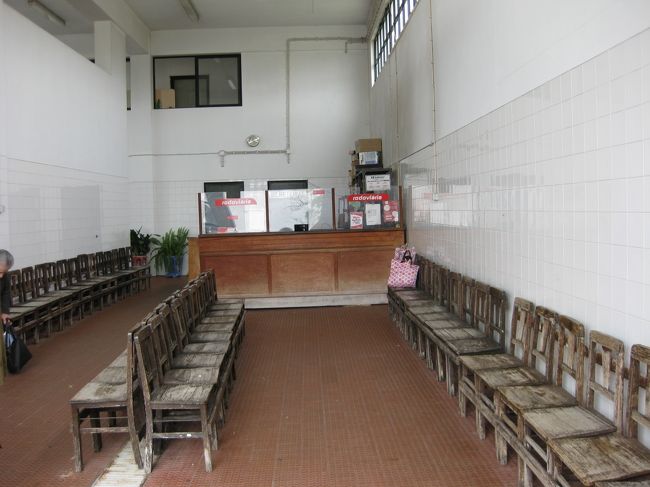 レゲンゴス・モンサラーシュのバス待合室。