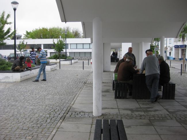 乗継が不安で朝のバスにした。<br />ここで2時間くらいあるのでレゲンゴスの街を散策、一泊分のリュックだけなので楽だ。<br />マーケット横のスペースでおじさんたちがカードに夢中。