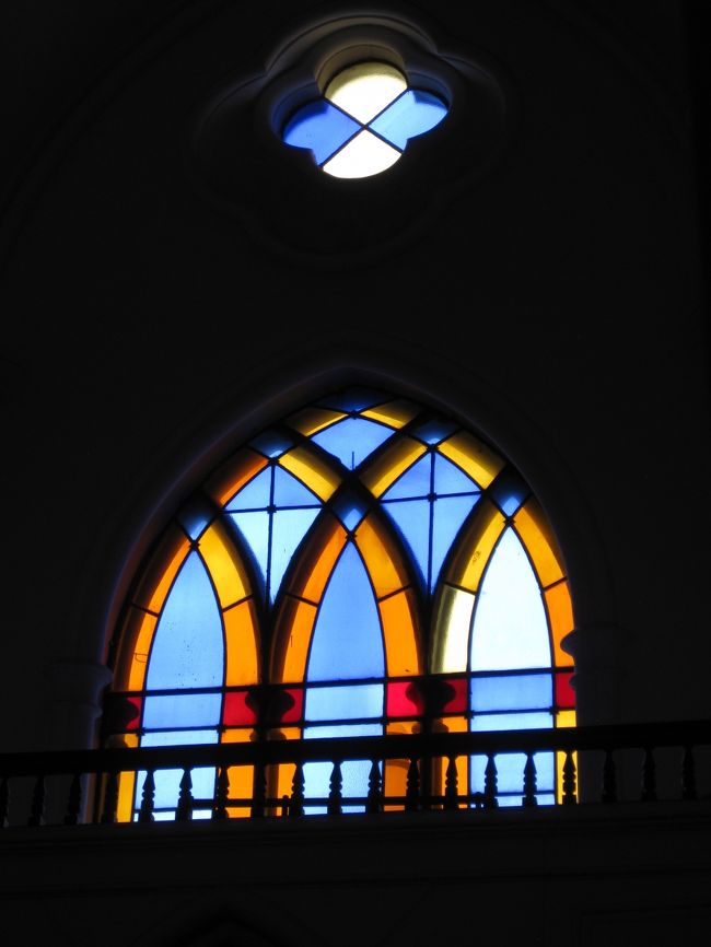 モダンなステンドグラスもいいなぁ。