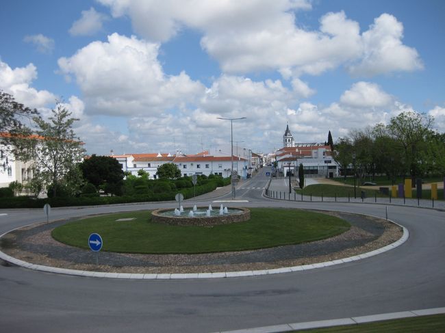 仕方なくロータリー広場を眺めながら待合室が開くのを待つ。静かな昼下がり、ここからの景色がとてもいい。正面に先ほどの教会の塔が見える。<br />町中には清潔な無料公衆トイレがあり、公園もよく手入れされている、きれいな町だ。<br /><br />